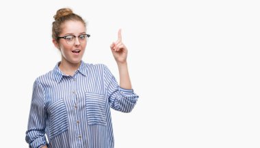 Genç Sarışın iş kadın işaret parmağı kadar başarılı fikir. Çıktıktan ve mutlu. Bir numara.