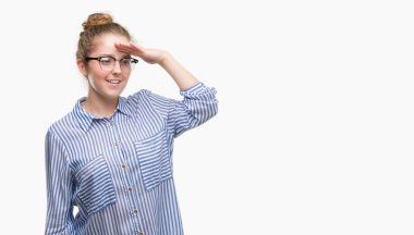 Genç Sarışın iş kadını çok mutlu ve gülümseyen uzakta el ile üzerine kafa arıyorum. Arama kavramı.