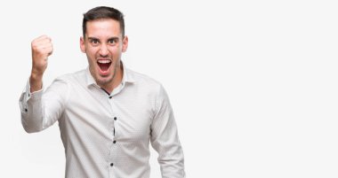 Yakışıklı genç iş dostum rahatsız ve hayal kırıklığına uğramış öfke kavramı ile öfke, çılgın ve yükseltilmiş eliyle diye bağıran bağırarak