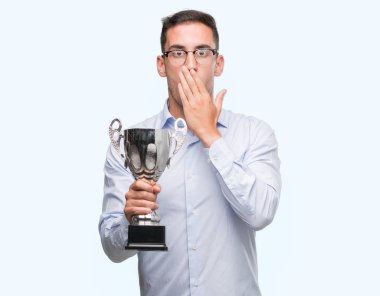 Kupa kapak ağız el için hata, ifade korku, utanç ile şok ile tutarak yakışıklı genç sessizlik içinde gizli kavramı korkuttu