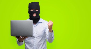 Duygu tezahürat gurur çığlık ve zafer ve başarı çok heyecanlı, kutlama bir bilgisayar dizüstü holding iş hacker adamı