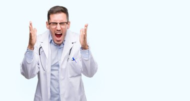 Yakışıklı genç doktor adam kızgın ve silah ile başarı için deli kutluyor kaldırdı ve heyecanlı çığlık gözler kapalı. Kazanan kavramı