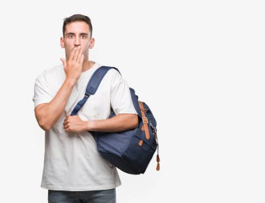 Yakışıklı genç adam sırt çantası Kapak ağız hata, korku, ifade için utanç ile şok eliyle tutarak sessizlik içinde gizli kavramı korkuttu