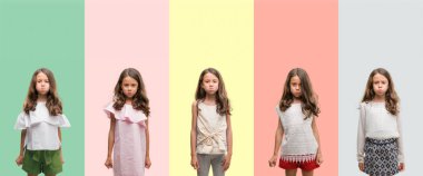 Kolaj esmer İspanyol kız komik surat ile yanakları şişirme farklı kıyafetler giyiyor. Ağız ile hava, deli ifade şişirilmiş.