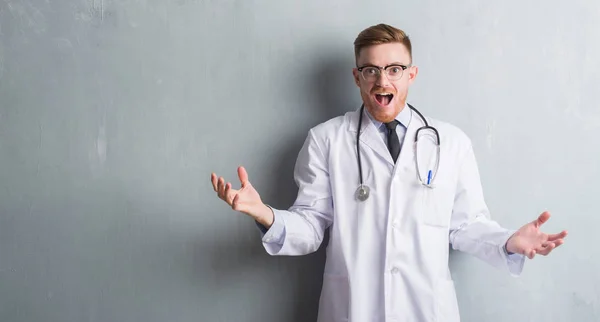 Jovem Médico Ruivo Homem Sobre Parede Grunge Cinza Muito Feliz — Fotografia de Stock