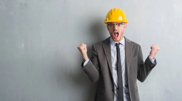 Joven Pelirrojo Vestido Arquitecto Casco Molesto Frustrado Gritando Con Ira —  Fotos de Stock