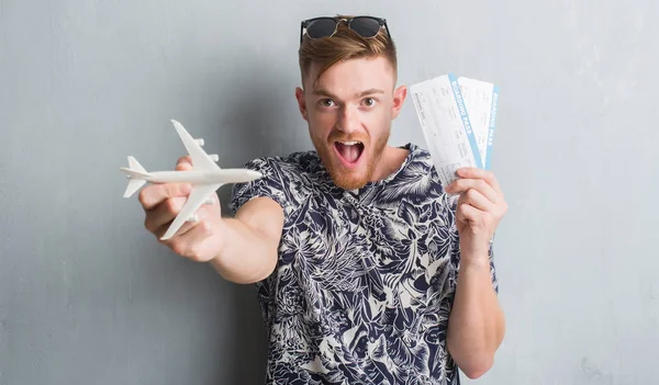 Junger Rothaariger Mann Mit Flugzeug Und Bordkarte Urlaub Sehr Glücklich — Stockfoto