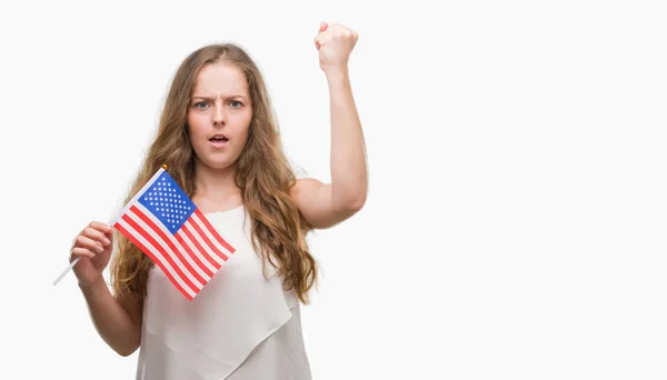 Mujer Rubia Joven Sosteniendo Bandera Molesto Frustrado Gritando Con Ira —  Fotos de Stock