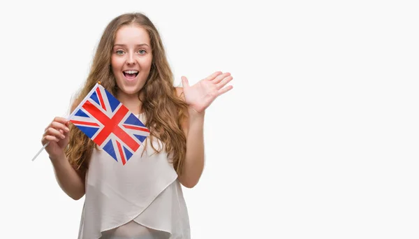 Mujer Rubia Joven Sosteniendo Bandera Del Reino Unido Muy Feliz —  Fotos de Stock