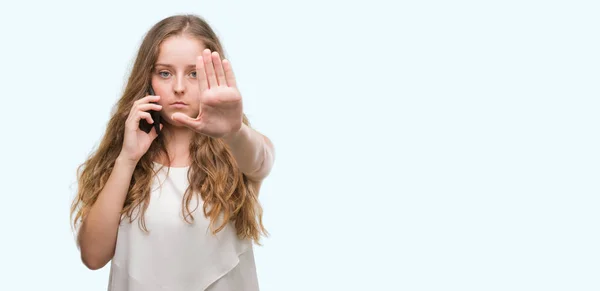 Mujer Rubia Joven Usando Smartphone Con Mano Abierta Haciendo Stop —  Fotos de Stock