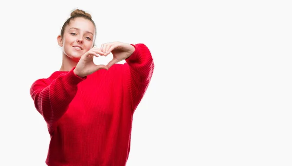 Młoda Kobieta Blonde Noszenie Bun Czerwonym Swetrze Uśmiecha Się Miłość — Zdjęcie stockowe
