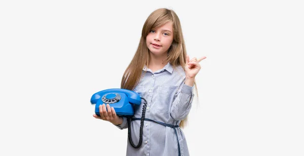Genç Sarışın Yürümeye Başlayan Çocuk Vintage Telefon Çok Mutlu Parmak — Stok fotoğraf