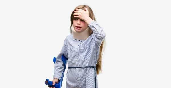 Jovem Criança Loira Ferida Vestindo Colar Pescoço Muletas Estressadas Com — Fotografia de Stock
