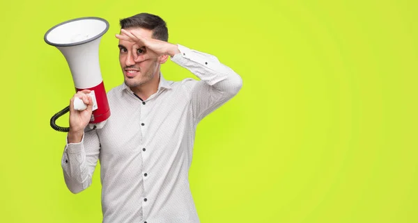 Guapo Joven Sosteniendo Micrófono Con Cara Feliz Sonriendo Haciendo Signo — Foto de Stock