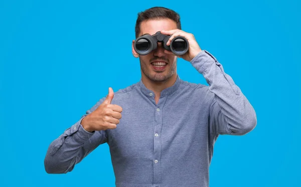 Guapo Joven Mirando Través Prismáticos Feliz Con Una Gran Sonrisa — Foto de Stock