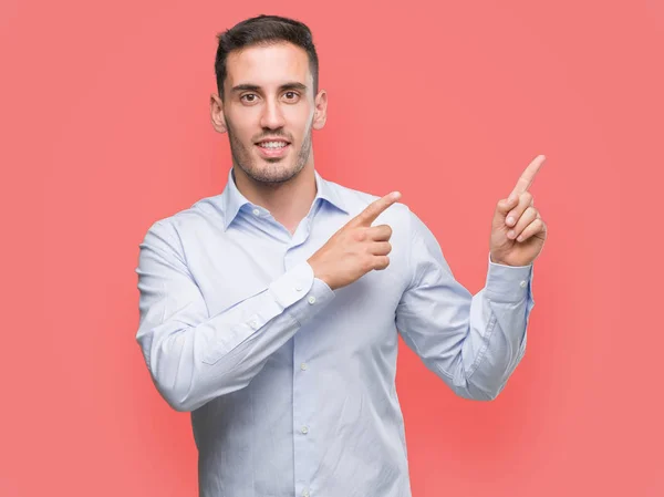 Joven Hombre Negocios Guapo Sonriendo Mirando Cámara Apuntando Con Dos — Foto de Stock