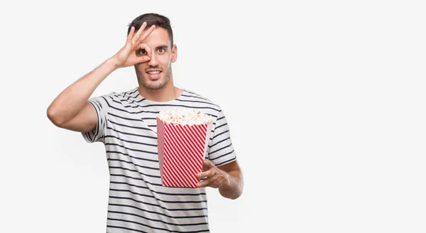 Bello Giovane Che Mangia Popcorn Con Viso Felice Sorridente Facendo — Foto Stock