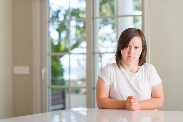 Sendromu Kadın Evde Depresif Kızgın Korkmuş Ağlıyor Sıkıntı Için Endişeleniyorum — Stok fotoğraf