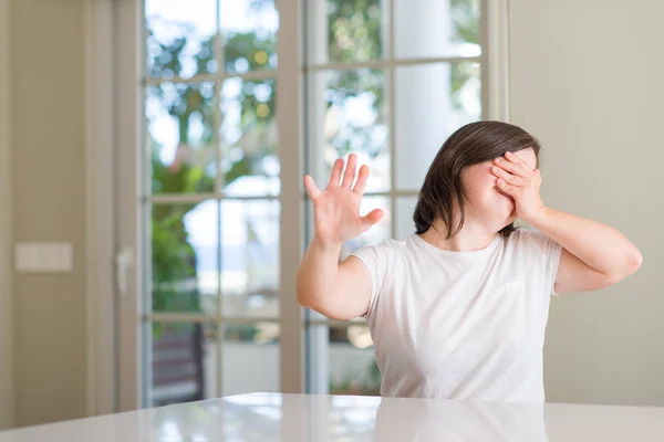 Femme Trisomique Maison Couvrant Les Yeux Avec Les Mains Faisant — Photo