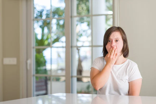 Синдром Дауна Жінці Вдома Нудно Позіхання Втомилося Покривати Рот Рукою — стокове фото