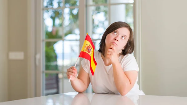 Syndrom Frau Hause Mit Spanischen Flagge Ernstes Gesicht Über Frage — Stockfoto