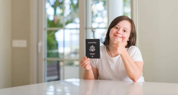 Sendromu Kadın Evde Abd Pasaport Yapıyor Işareti Kocaman Bir Gülümseme — Stok fotoğraf