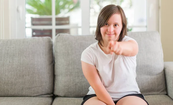 Σύνδρομο Γυναίκα Κάθεται Στον Καναπέ Στο Σπίτι Δείχνοντας Δάχτυλο Στη — Φωτογραφία Αρχείου