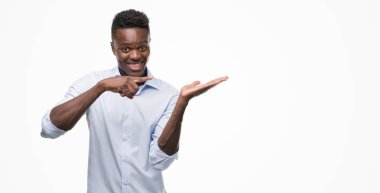 El ve parmak ile işaret çok mutlu bir gömlek giymiş genç Afro-Amerikan adam