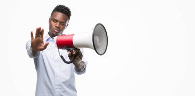 Açık eliyle dur işareti ile ciddi ve kendine güvenen ifade, savunma jest yapıyor megafon tutan genç Afro-Amerikan adam