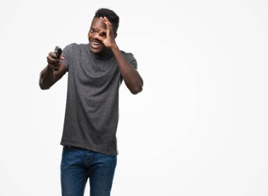 Elinde bir silah ile mutlu yüz el parmaklarının arasından seyir göz üzerinde ok işaretiyle yapıyor gülümseyen genç Afro-Amerikan adam