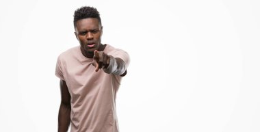 Kamera ve size, el işareti, pozitif ve kendinden emin bir jest ön parmak ile işaret genç Afro-Amerikan adam