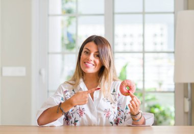 Genç kadının evde el ve parmak ile işaret çok mutlu çörek yediğini