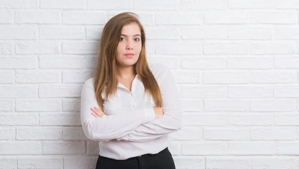 Junge Erwachsene Geschäftsfrau Über Weiße Backsteinmauer Mit Selbstbewusstem Gesichtsausdruck Die — Stockfoto