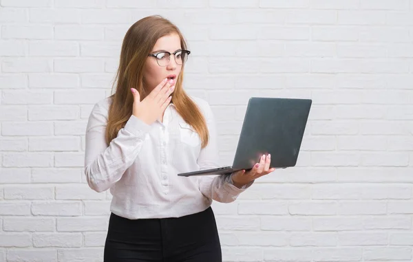 Junge Erwachsene Geschäftsfrau Über Weißer Backsteinmauer Mit Computer Laptop Deckel — Stockfoto