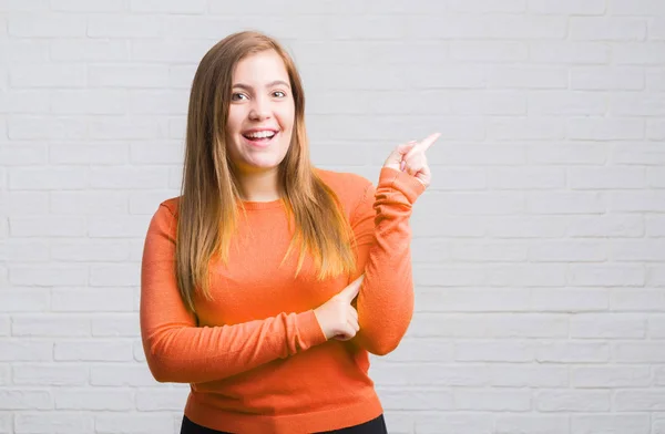 Joven Mujer Adulta Sobre Pared Ladrillo Blanco Muy Feliz Señalando — Foto de Stock