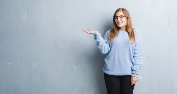 Jonge Volwassen Vrouw Grijs Grunge Muur Bril Lacht Vrolijk Presenteren — Stockfoto