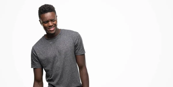 Młody Człowiek African American Noszenie Shirt Szary Patrząc Strony Uśmiechem — Zdjęcie stockowe