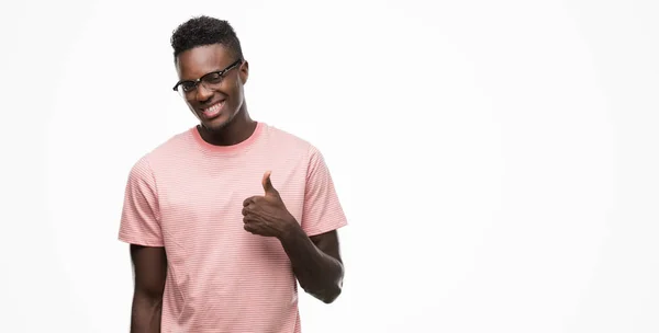 Afro Amerikai Fiatalember Visel Rózsaszín Póló Boldog Remek Gesztus Kézzel — Stock Fotó