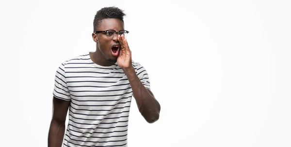 Młody Człowiek African American Okularów Granatowy Shirt Krzycząc Krzycząc Głośno — Zdjęcie stockowe