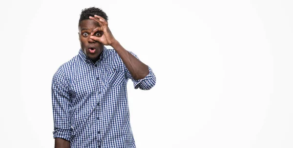 Junger Afrikanisch Amerikanischer Mann Blauem Hemd Der Mit Überraschtem Gesicht — Stockfoto