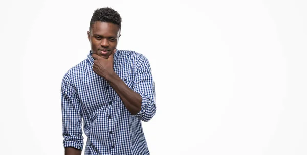 Jovem Afro Americano Vestindo Camisa Azul Olhando Confiante Para Câmera — Fotografia de Stock