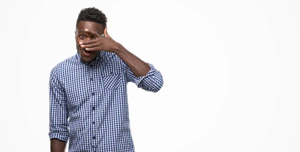 Jonge Afro Amerikaanse Man Dragen Blauwe Shirt Gluren Schok Voor — Stockfoto