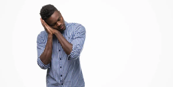 Jonge Afro Amerikaanse Man Dragen Blauwe Shirt Slapen Moe Dromen — Stockfoto