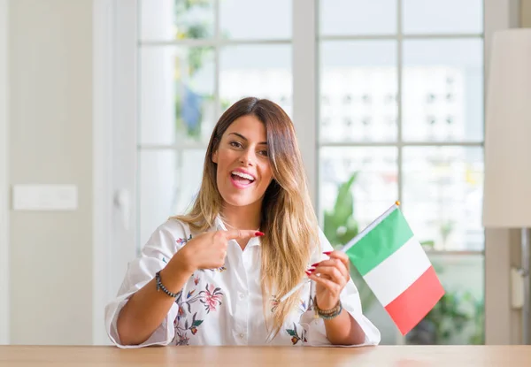Mujer Joven Casa Sosteniendo Bandera Italia Muy Feliz Señalando Con —  Fotos de Stock