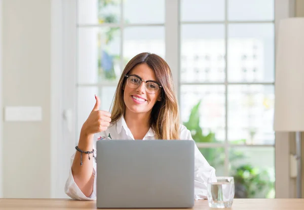 Mujer Joven Casa Usando Ordenador Portátil Feliz Con Una Gran —  Fotos de Stock