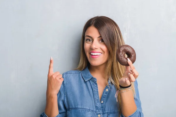 Jovem Mulher Adulta Sobre Parede Grunge Cinza Comendo Donut Chocolate — Fotografia de Stock