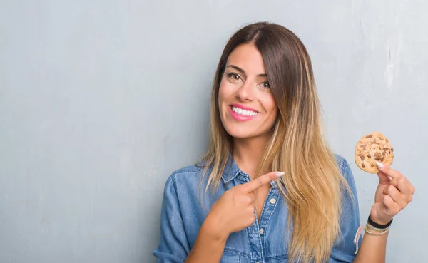 Jovem Mulher Adulta Sobre Parede Grunge Cinza Comendo Panela Chocolate — Fotografia de Stock