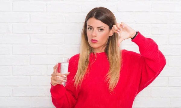 Jonge Volwassen Vrouw Witte Bakstenen Muur Glas Water Met Een — Stockfoto