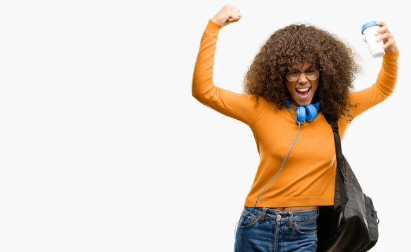 非洲裔美国学生妇女高兴和兴奋庆祝胜利表达了巨大的成功 能量和积极的情绪 庆祝新工作快乐 — 图库照片