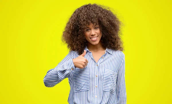 Afrikanisch Amerikanische Frau Trägt Ein Gestreiftes Hemd Glücklich Mit Breitem — Stockfoto